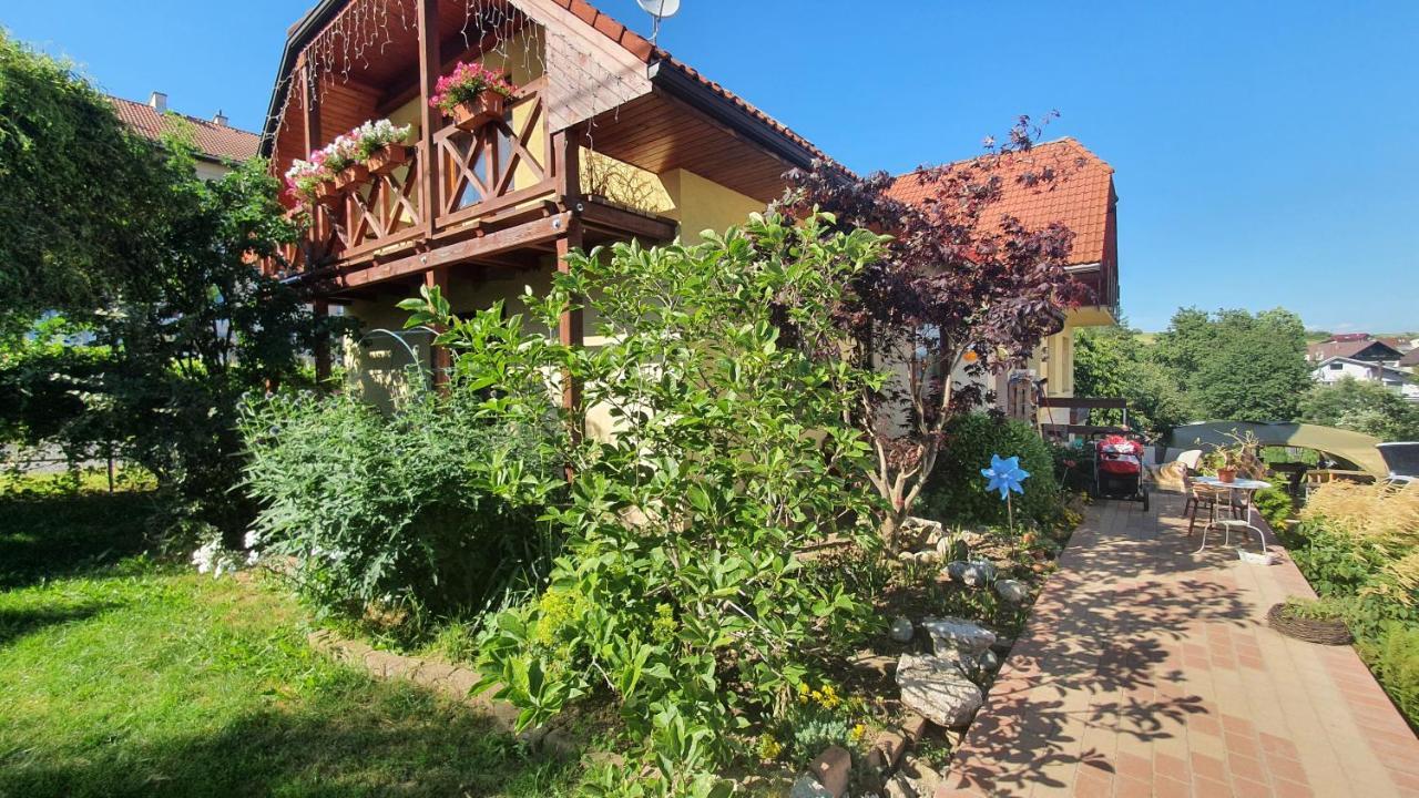 Апартаменты Privat Alma Нова-Лесна Экстерьер фото